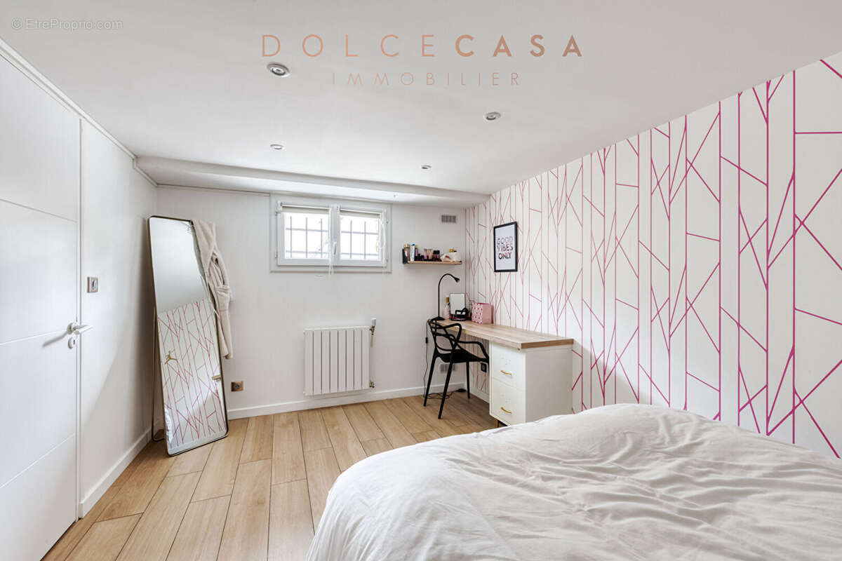 Limite NOGENT SUR MARNE - Maison de 210 m2 avec dépendance - photo 11