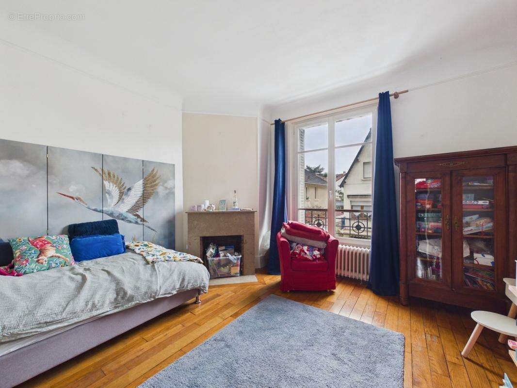 - 78000 versailles - quartier montreuil - charme de l'ancien - parquet moulures cheminees - expose sud sur jardin - grande cave  - photo 8