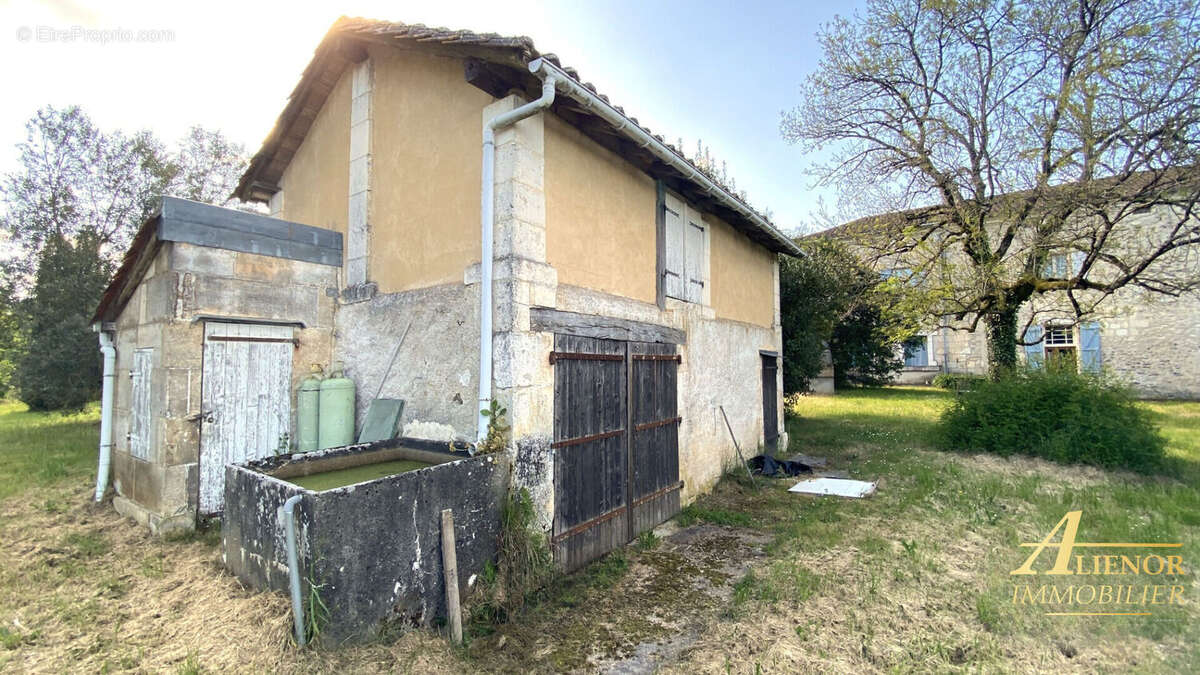 Demeure seigneuriale à la campagne, entre Angoulême et Brantôme - photo 12