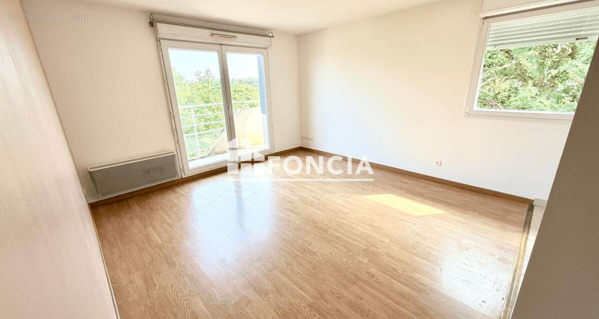 Superbe t2 en dernier etage avec balcon parking vendu libre d occupation - photo 2