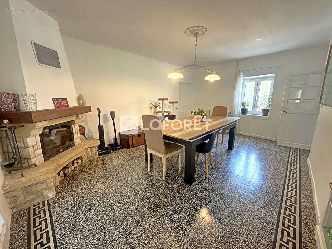 Maison à BAGE-LA-VILLE