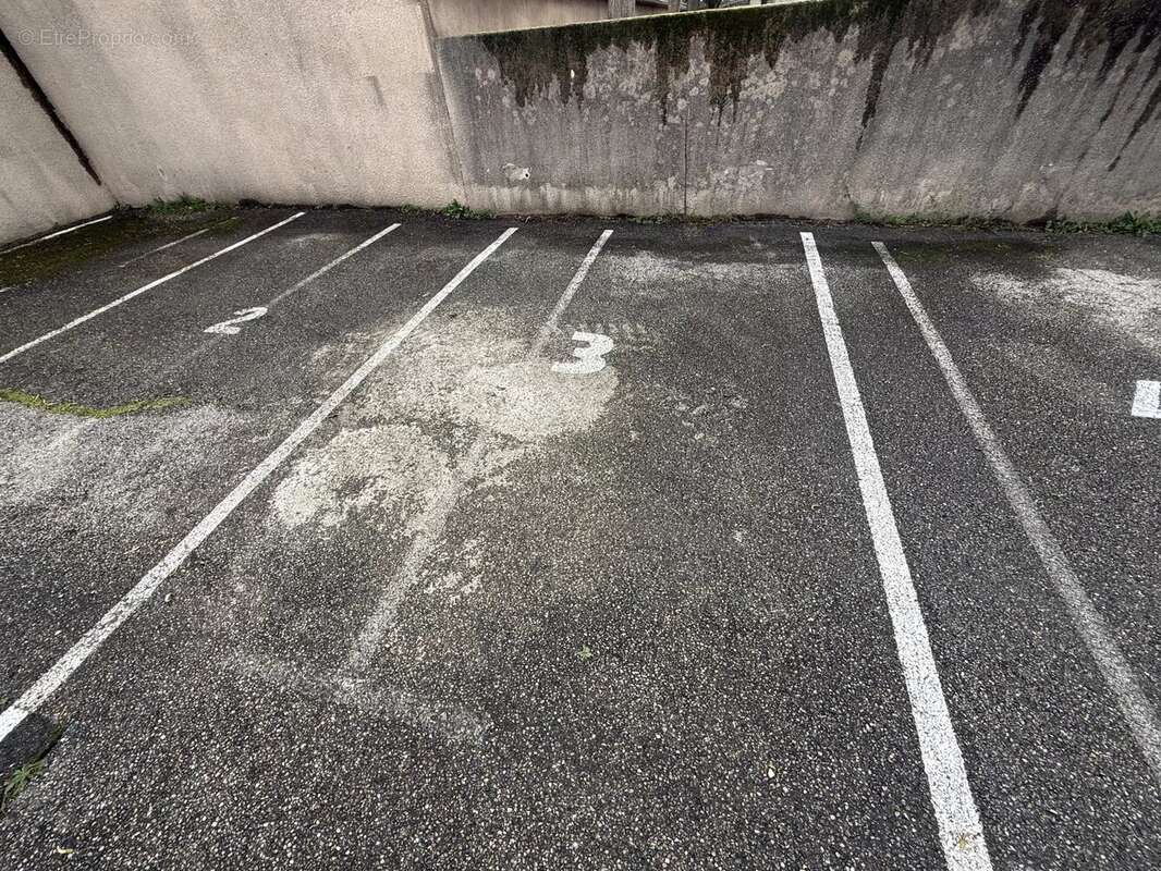 À saisir, L'Isle-sur-la-Sorgue, local professionnel avec 4 places de parking. - photo 2