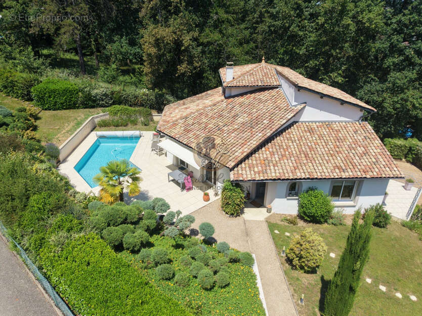 Maison à CHARBONNIERES-LES-BAINS