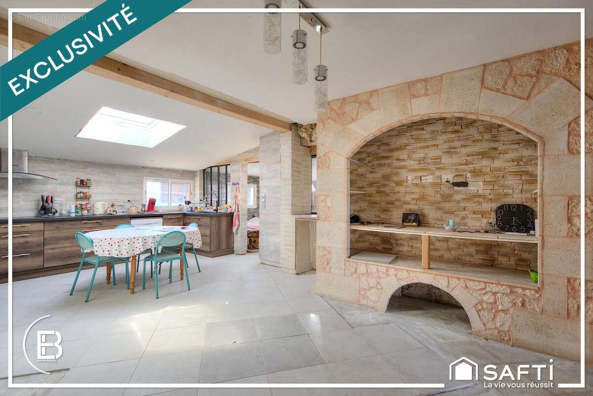 Maison 160 m² à Saint-Seurin-De-Cursac  - photo 3