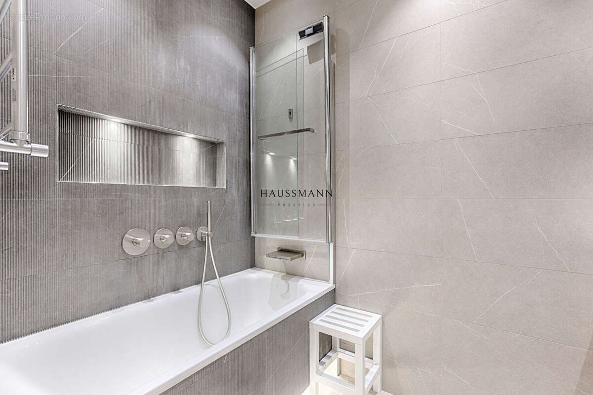 Appartement à PARIS-17E