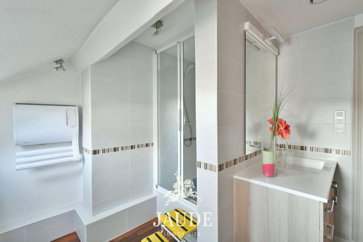 Appartement atypique et lumineux   64 m2 Carrez (85 m2 au sol)   Dernier étage avec ascenseur   Rue Blatin, - photo 7