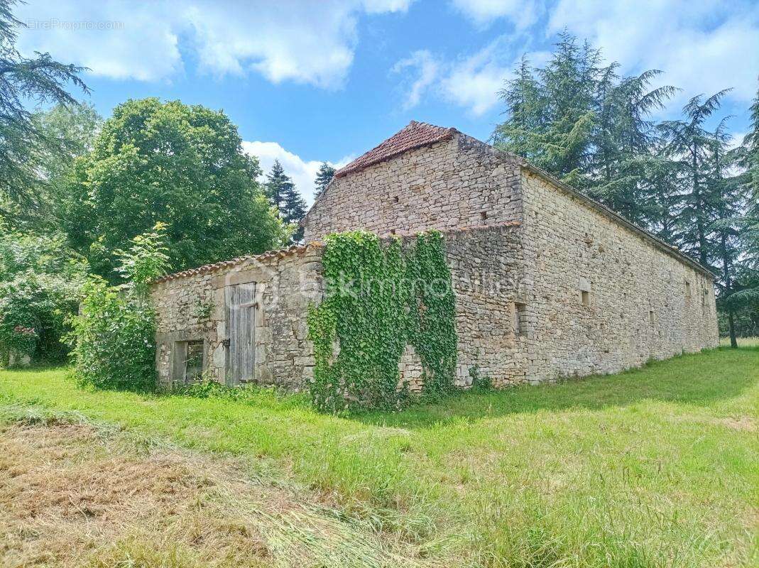 Authentique propriété en pierre avec dépendances sur près de 5 hectares de terrain - photo 27