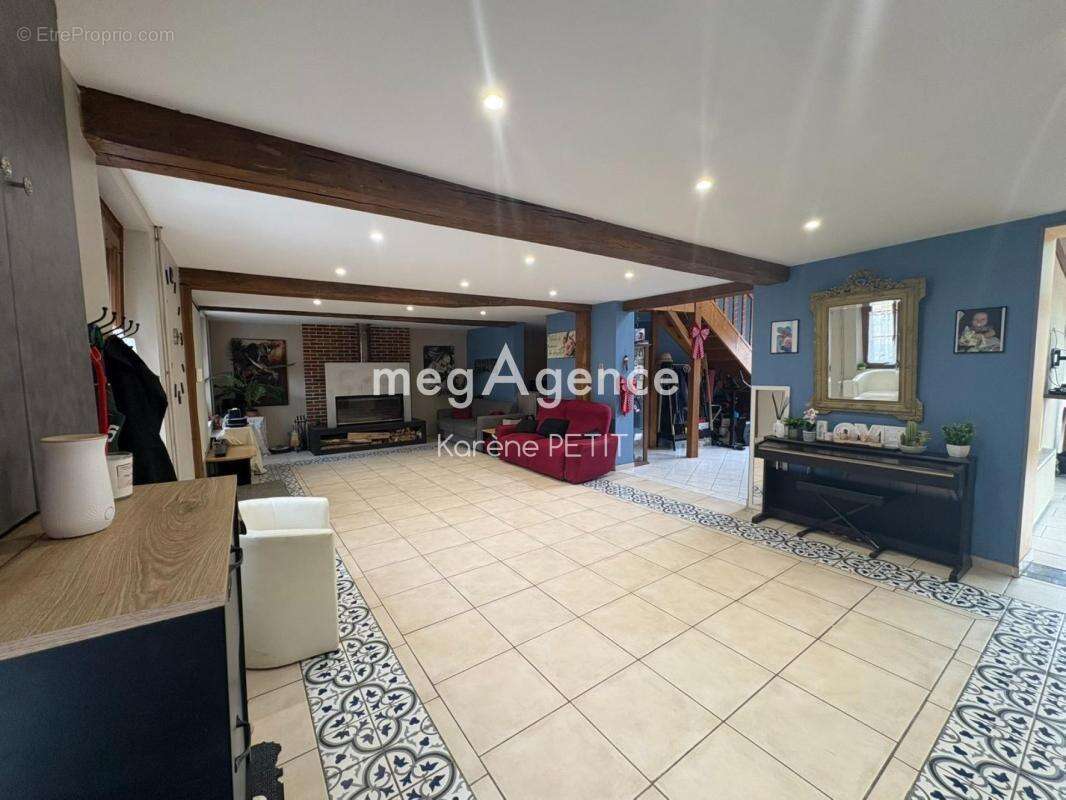 Deux maisons, piscine intérieure, fort potentiel ! - photo 3