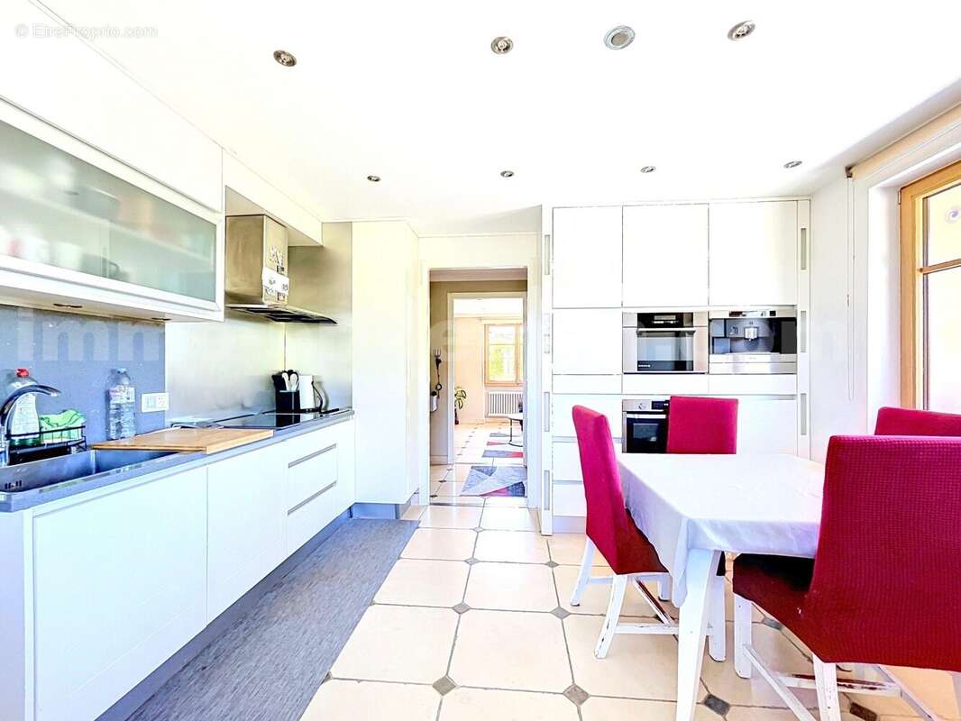 Maison_grand_espace_proche_genève_frontière_suisse_garre_lumineux_calme_piscine_terrasse_extérieur_séjour_salon_cuisine_chambre_1_2_3_4salle_de_bains_sous-sol_independance_gararge
