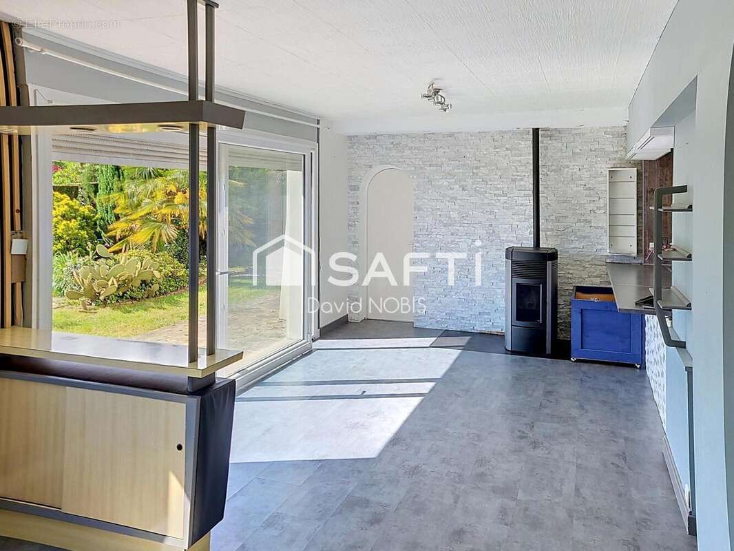 Photo 2 - Maison à AMBRIERES-LES-VALLEES
