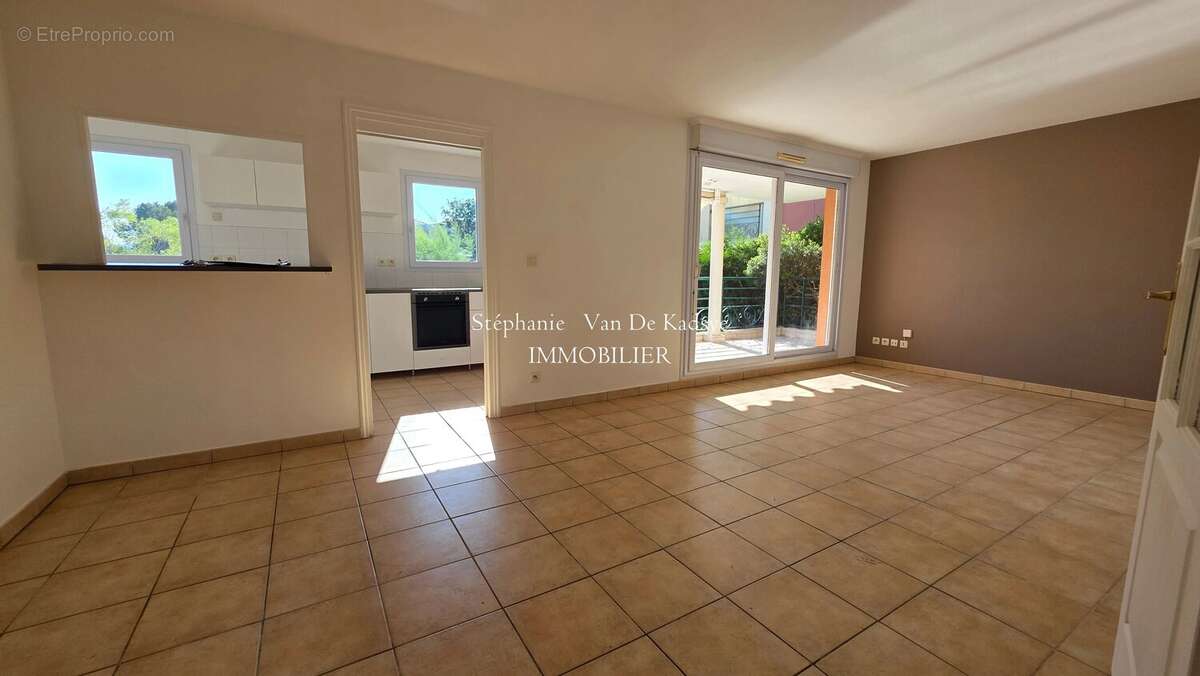 Appartement - rez-de-jardin -   2 chambres - terrasse  11m² - photo 5