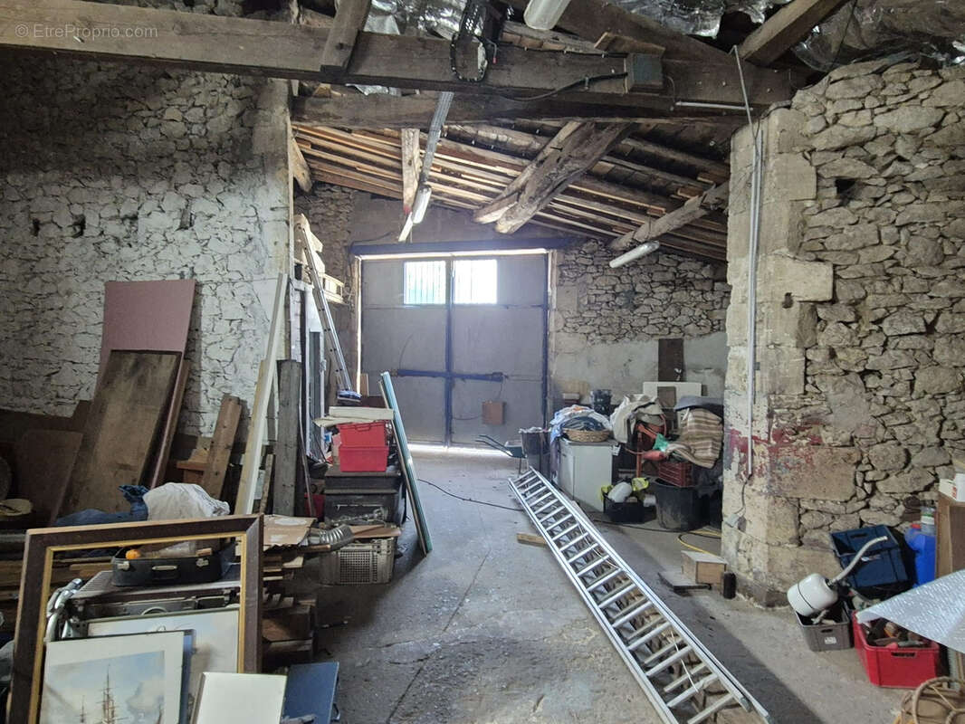 Bâtiment à fort potentiel de 377 m2   Idéal activité professionnelle, commerciale ou projet de logements - photo 7