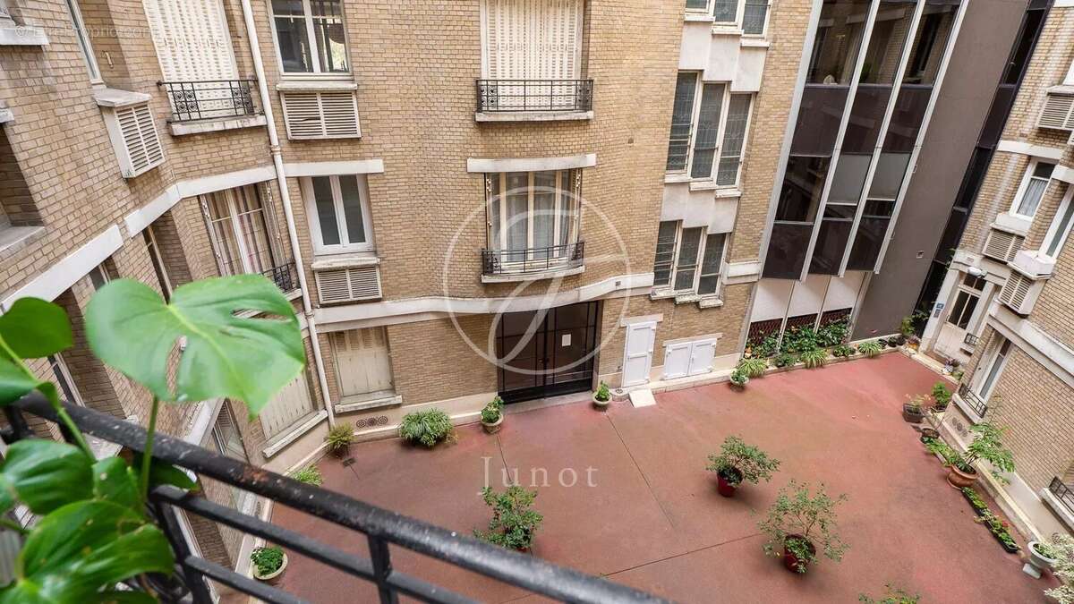 Appartement à PARIS-16E