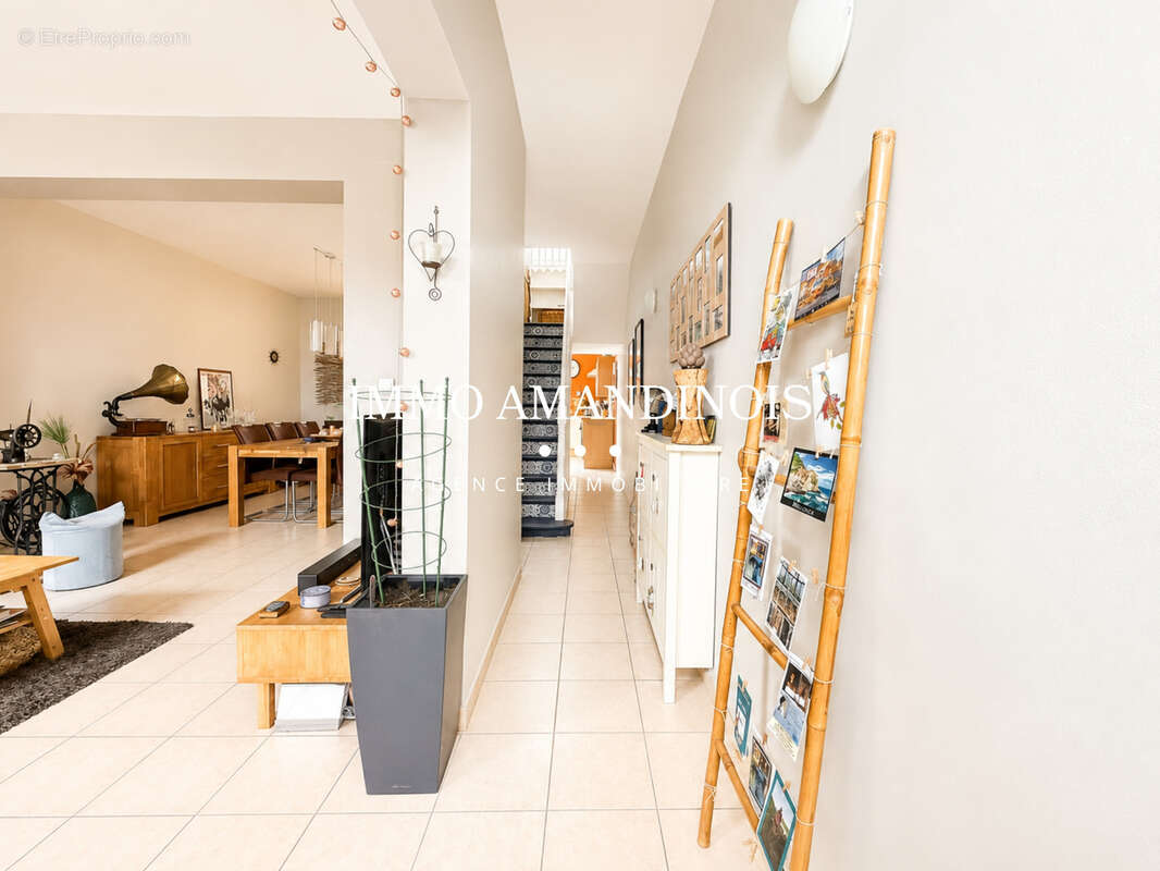 Maison de ville à Saint-Amand-les-Eaux, bâtie sur 952 m2. - photo 2
