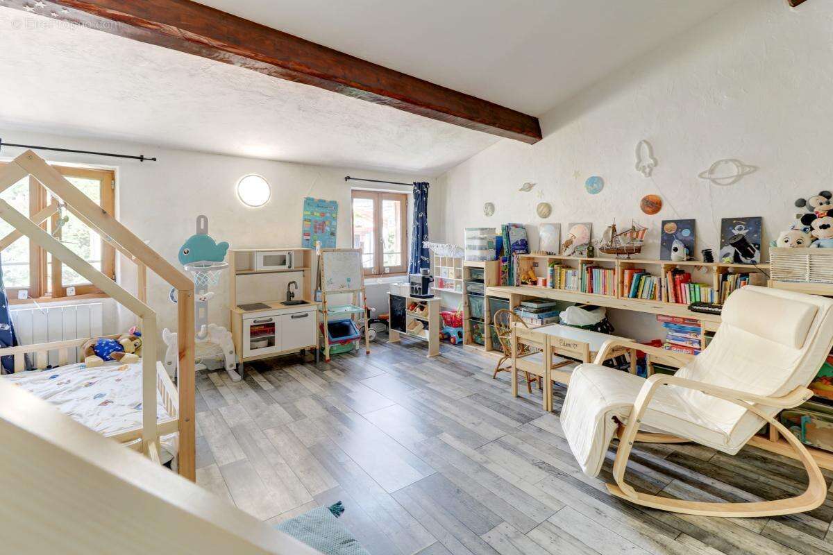 Maison à CHATEAUNEUF-VILLEVIEILLE