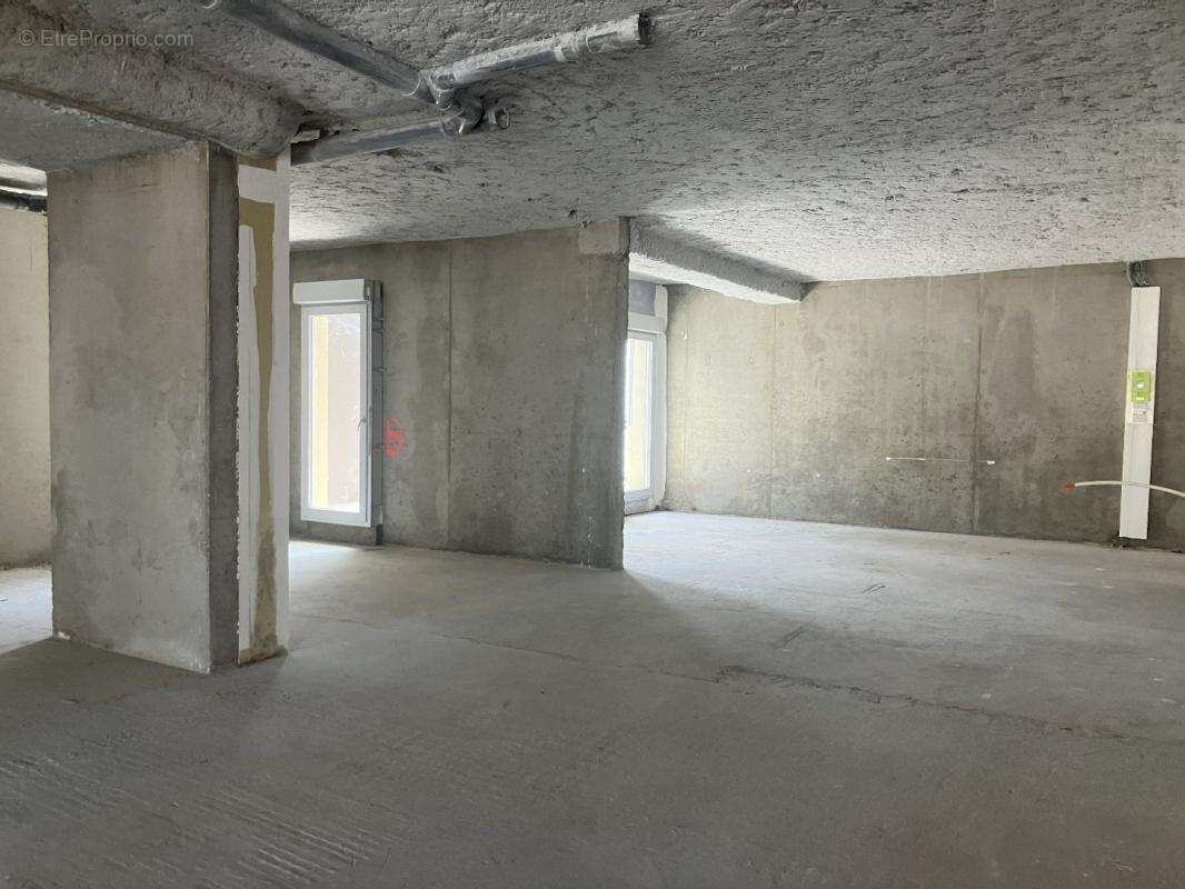 Commerce à SAINT-BONNET-DE-MURE