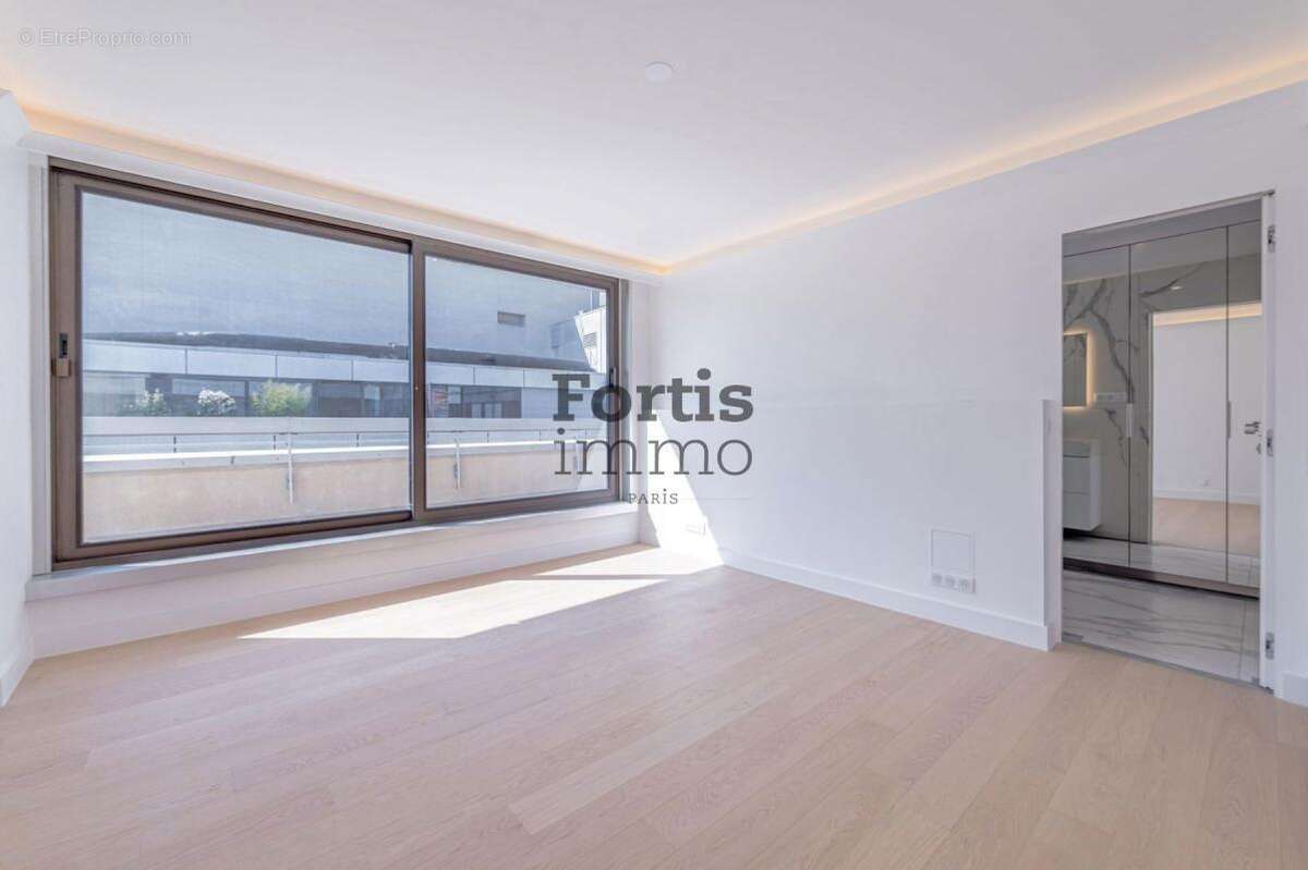 Appartement à PARIS-8E