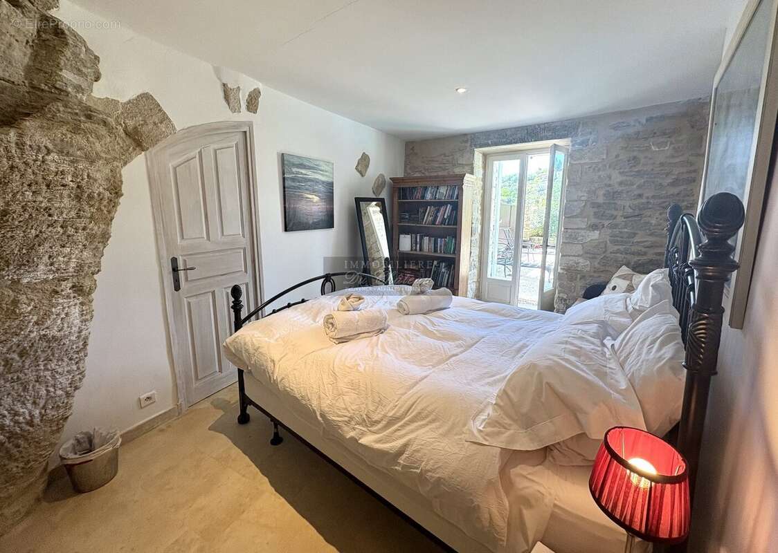Gordes - Superbe Maison de village au calme avec vue panoramique, d'une superficie de 145 m², comprenant une piscine. - photo 8