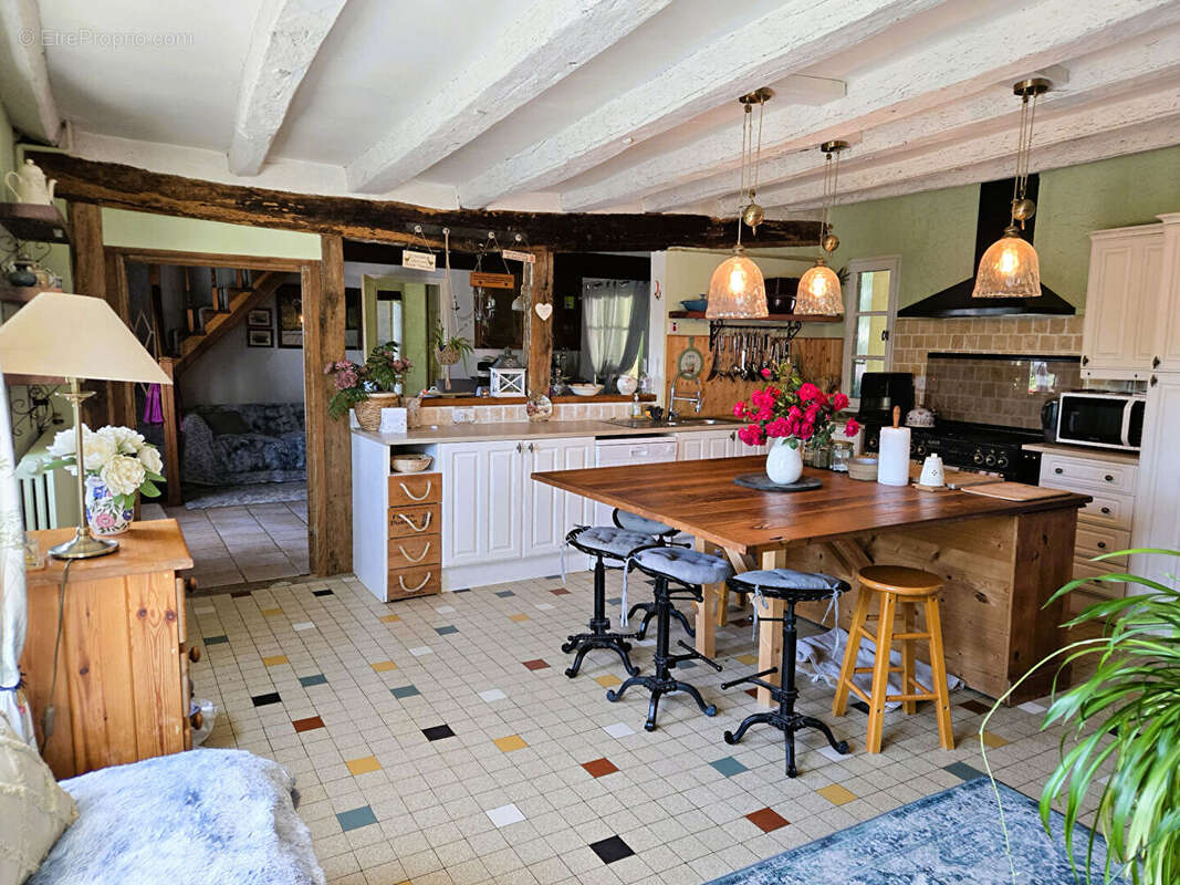 VIENNE : Ferme Rénovée de 5 Chambres avec Piscine, Installations Équestres & 4,32 ha près de Chauvigny - photo 2