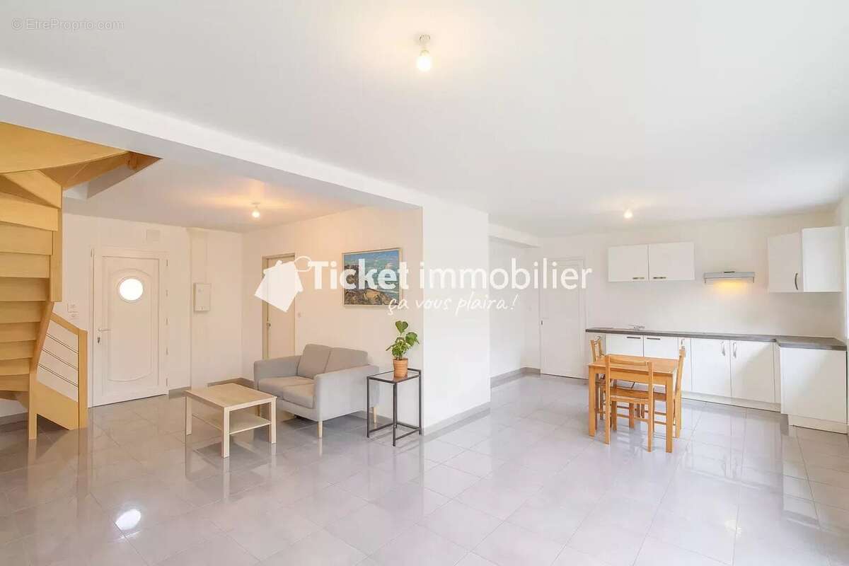 Maison à MONTBARTIER