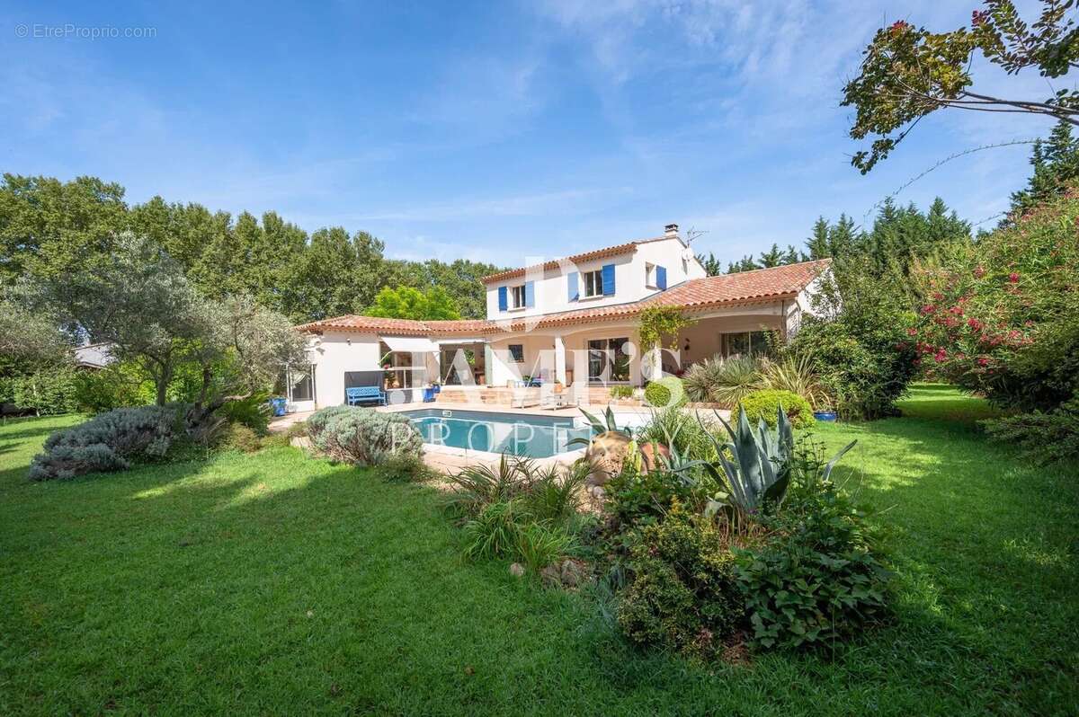Maison 198 m² à Fontvieille  - photo 2