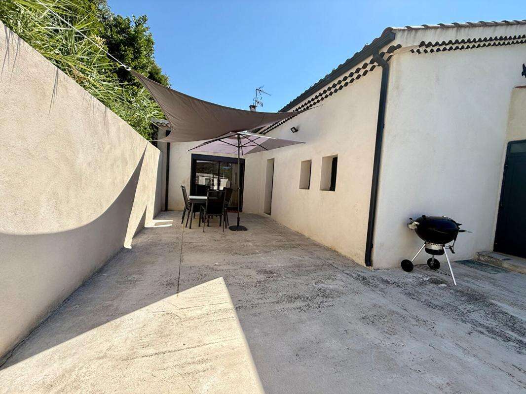 Maison à SAINT-MITRE-LES-REMPARTS