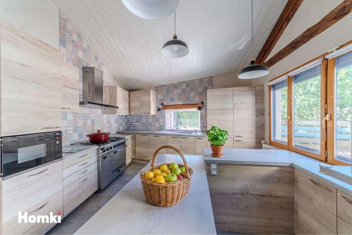 Ferme de village T8 de 168m² entièrement rénovée avec dépendances - Saint-Hymetière-sur-Valouse - photo 3
