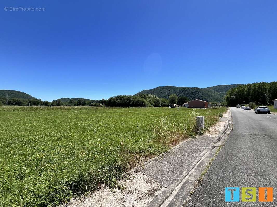 Terrain viabilisé avec permis de construire dans un environnement calme - photo 2