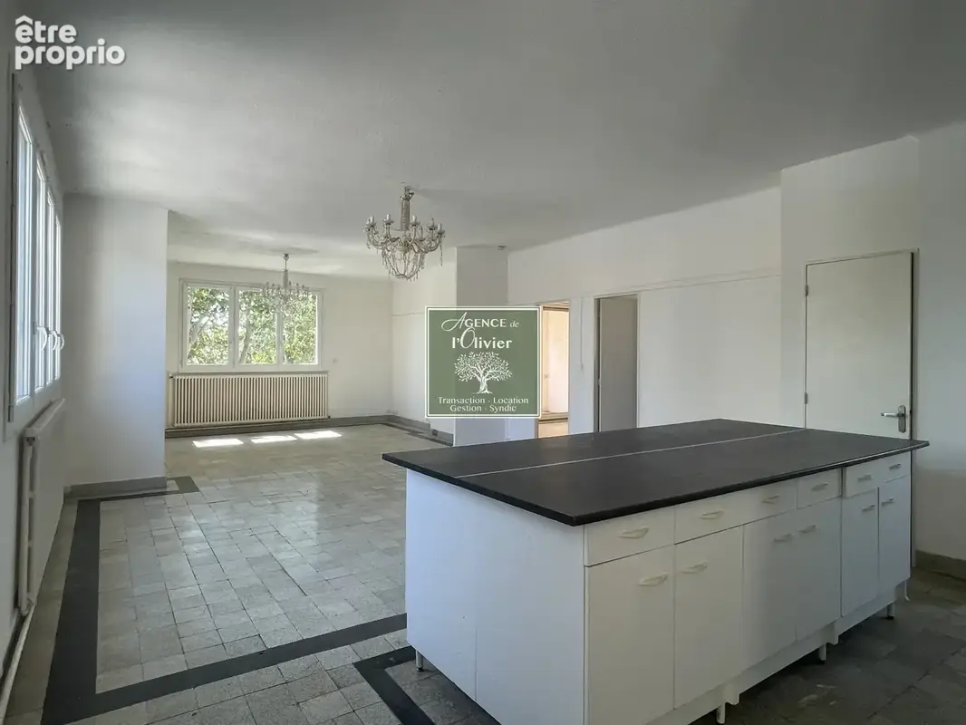 ARLES TRINQUETAILLE - Appartement de 120 m2 - 3 chambres - Balcon - Cave et parking - photo 4
