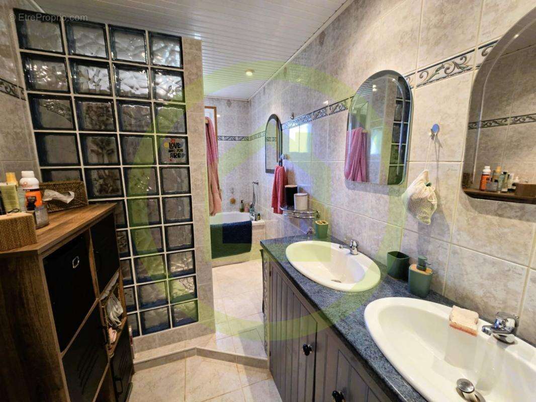 Maison à SAINT-BONNET-SUR-GIRONDE