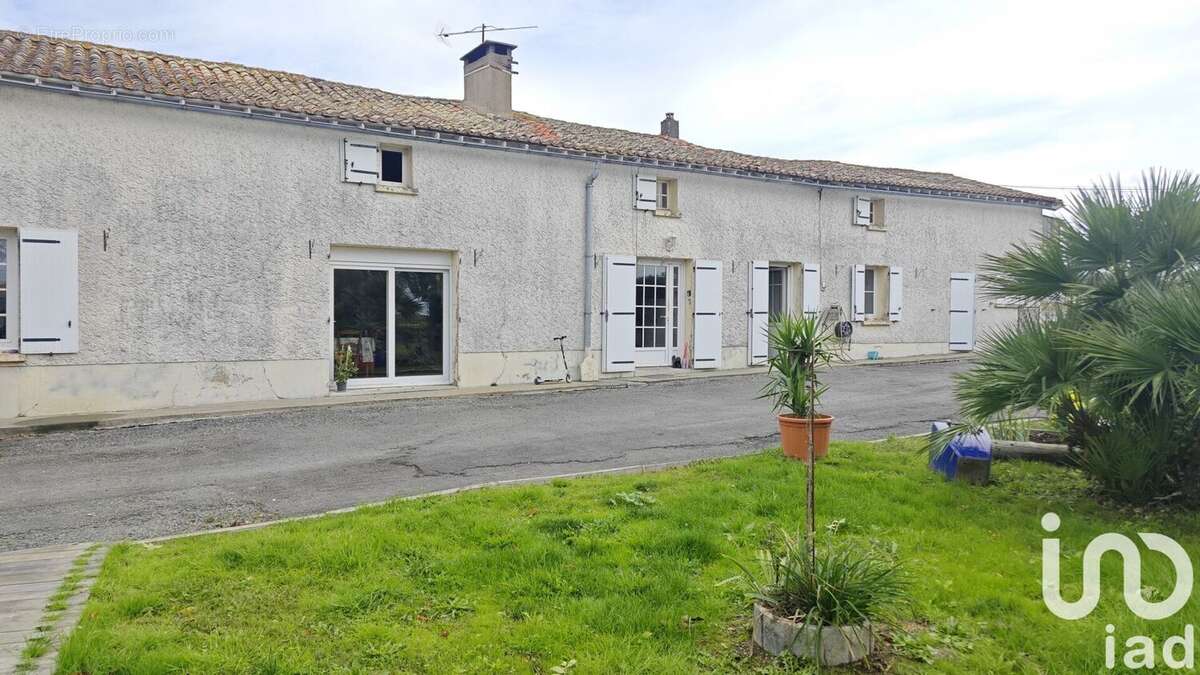 Maison 217 m² à Saint-Marc-La-Lande  - photo 6