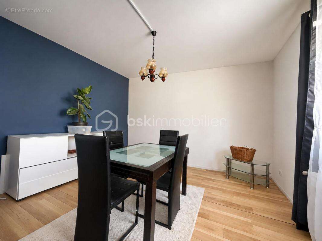 Maison atypique au calme avec terrasse, jardin et beau potentiel d’aménagement - photo 3