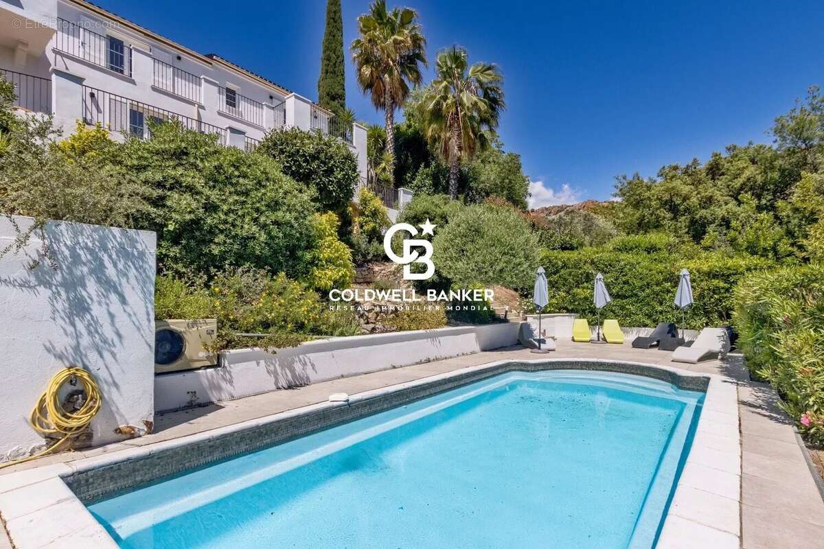 Située dans un domaine privé et sécurisé d’Agay à Saint-Raphaël, opportunité d’investissement rare sur la Côte d’Azur, alliant e - photo 19