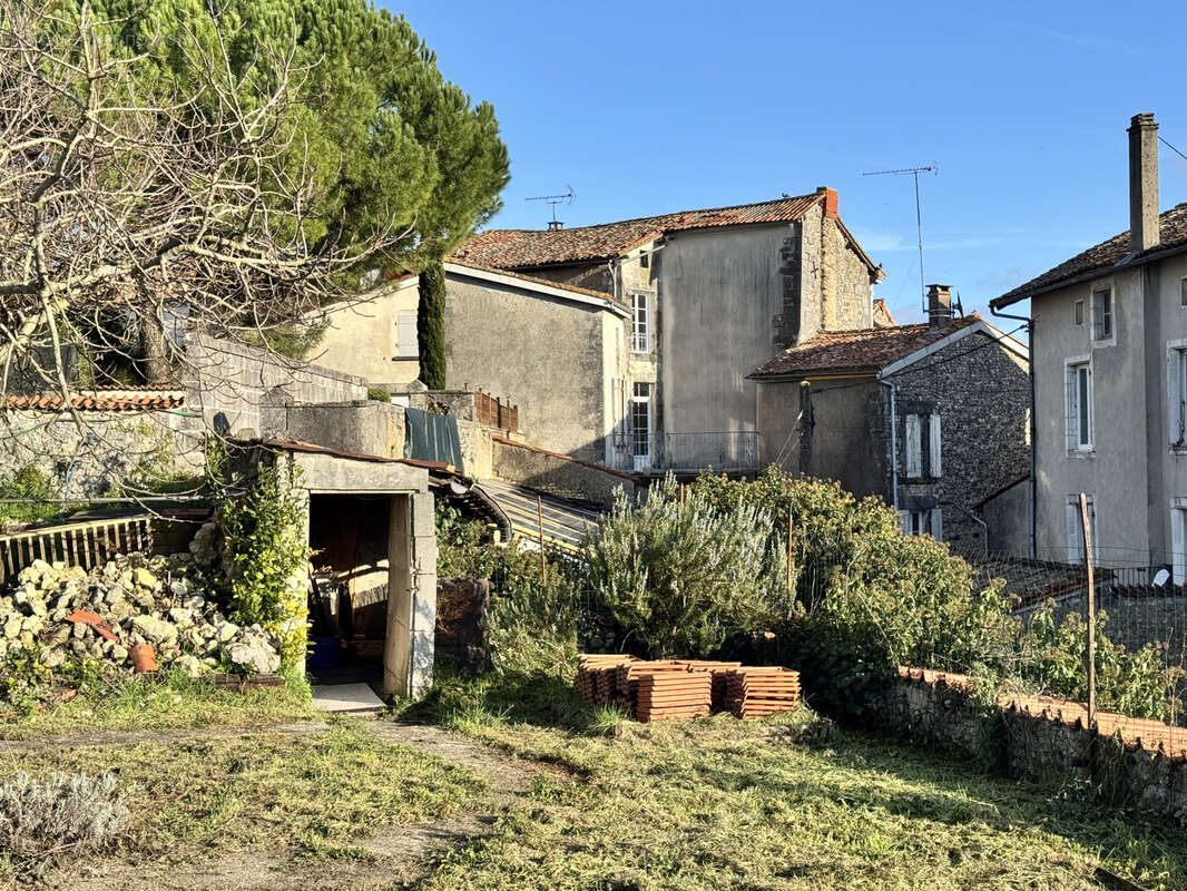 Maison à BARBEZIEUX-SAINT-HILAIRE
