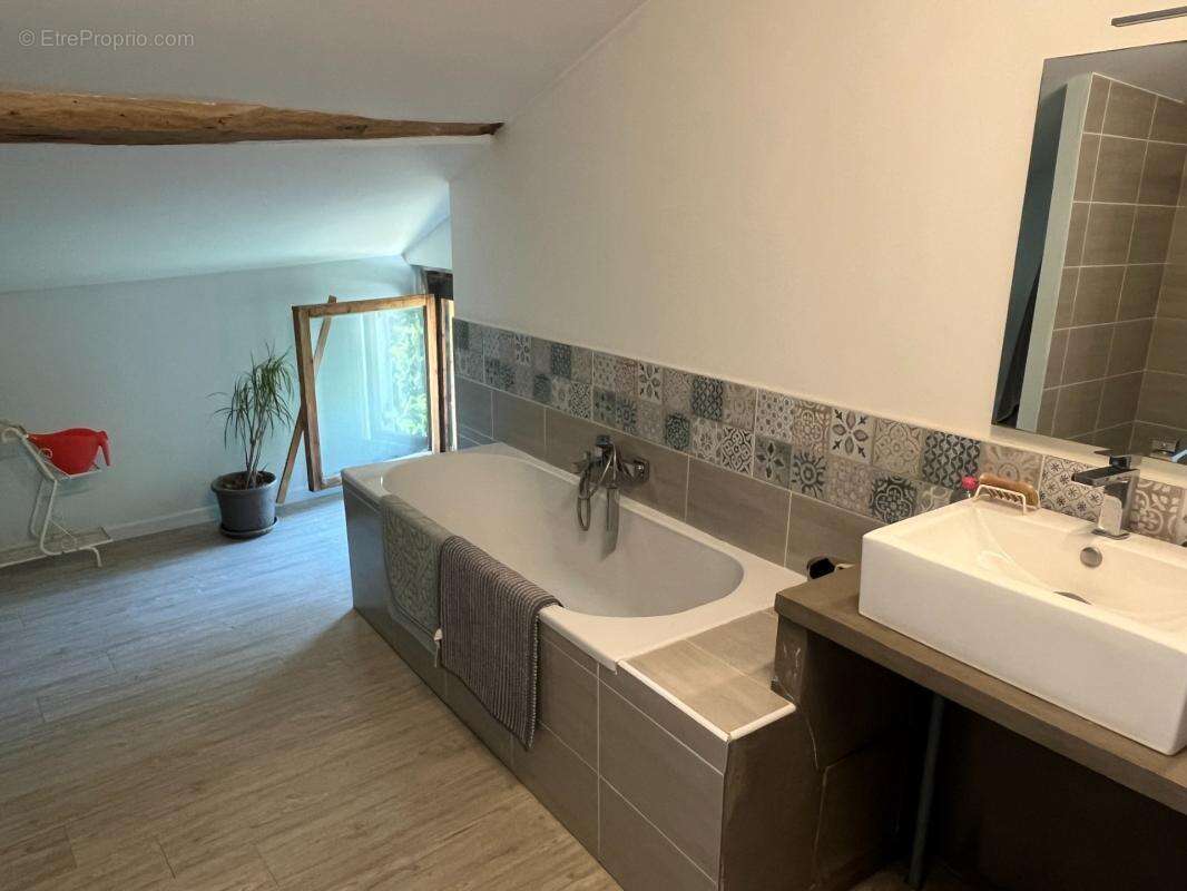 Maison de village 3 chambres avec fort potentiel d'agrandissement Proche de PUISSEGUIN (33) - photo 3