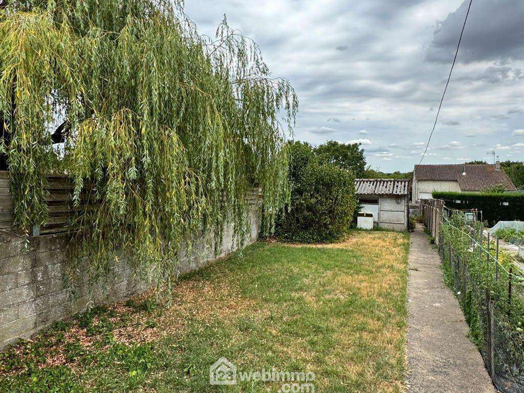 ... offre des possibilités de rangement avec ses différents abris. - Maison à LA ROMAGNE