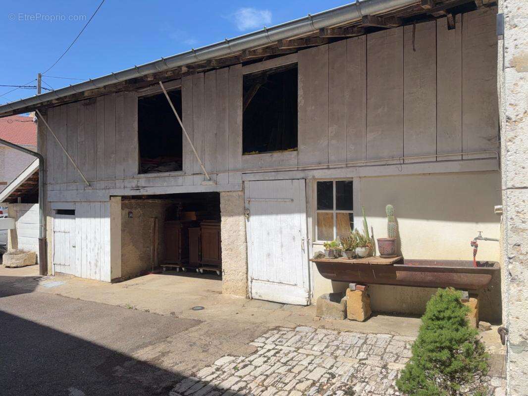 Maison en pierre avec 350 m² de dépendances, jardin et terrasse – Genevrières (52) - photo 10