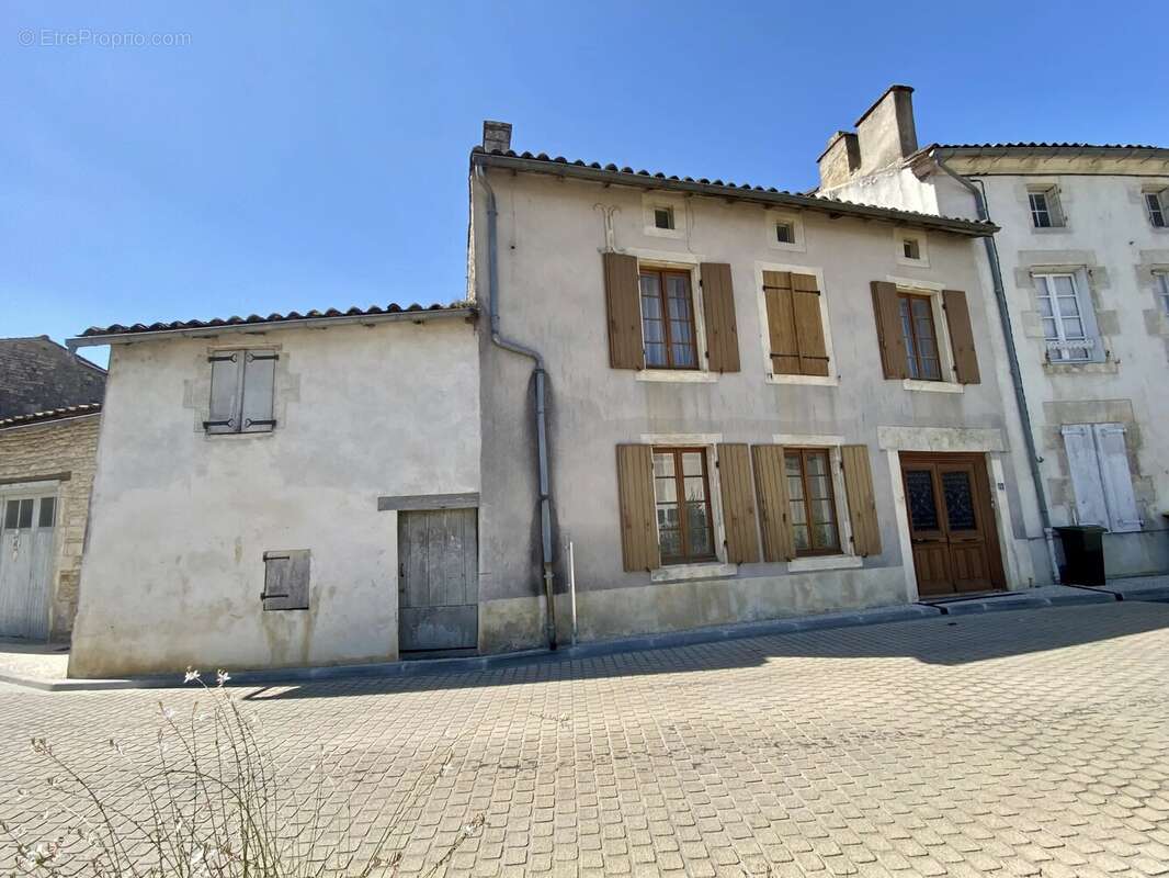 Maison de ville avec jardin, garage et potentiel d'aménagement au centre d'Aigre - photo 20