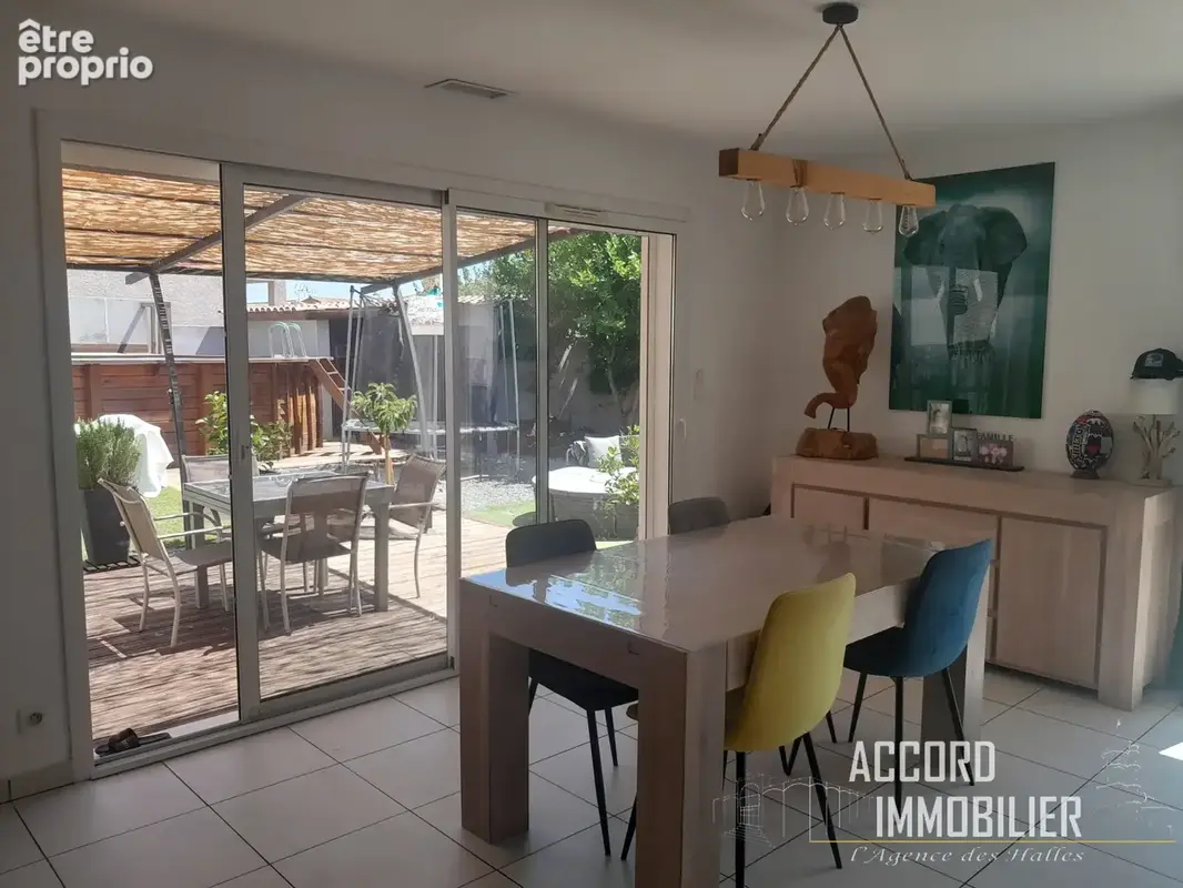 Villa de plain pied avec jardin arboré et piscine - photo 9