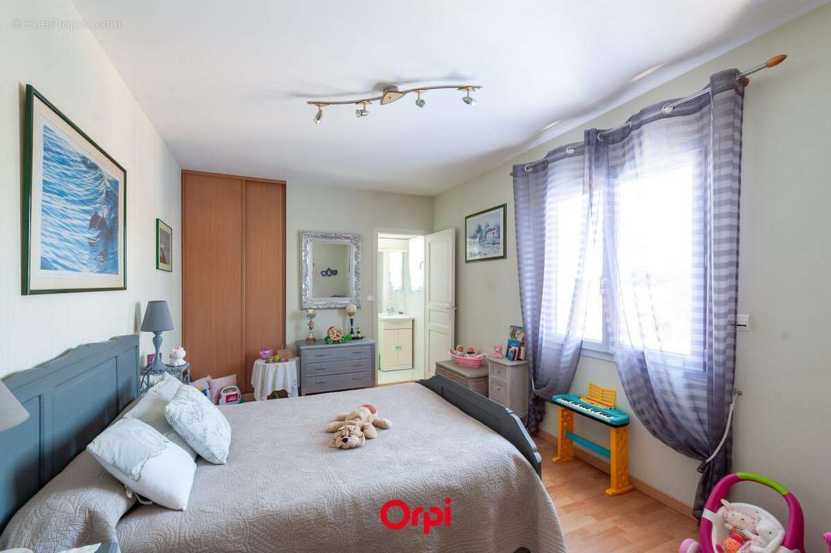 Elégante villa familiale avec piscine chauffée et garage triple - photo 15