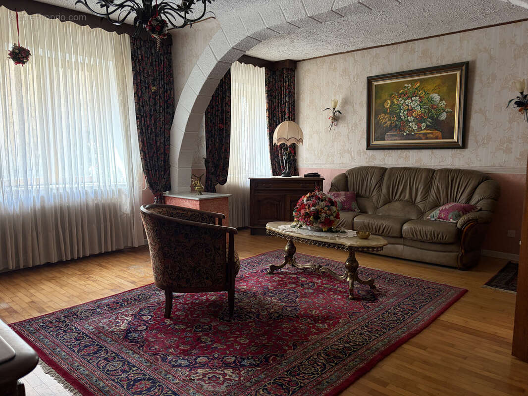 Maison mitoyenne F5 avec grange et dépendances sur 17,26 are - photo 2