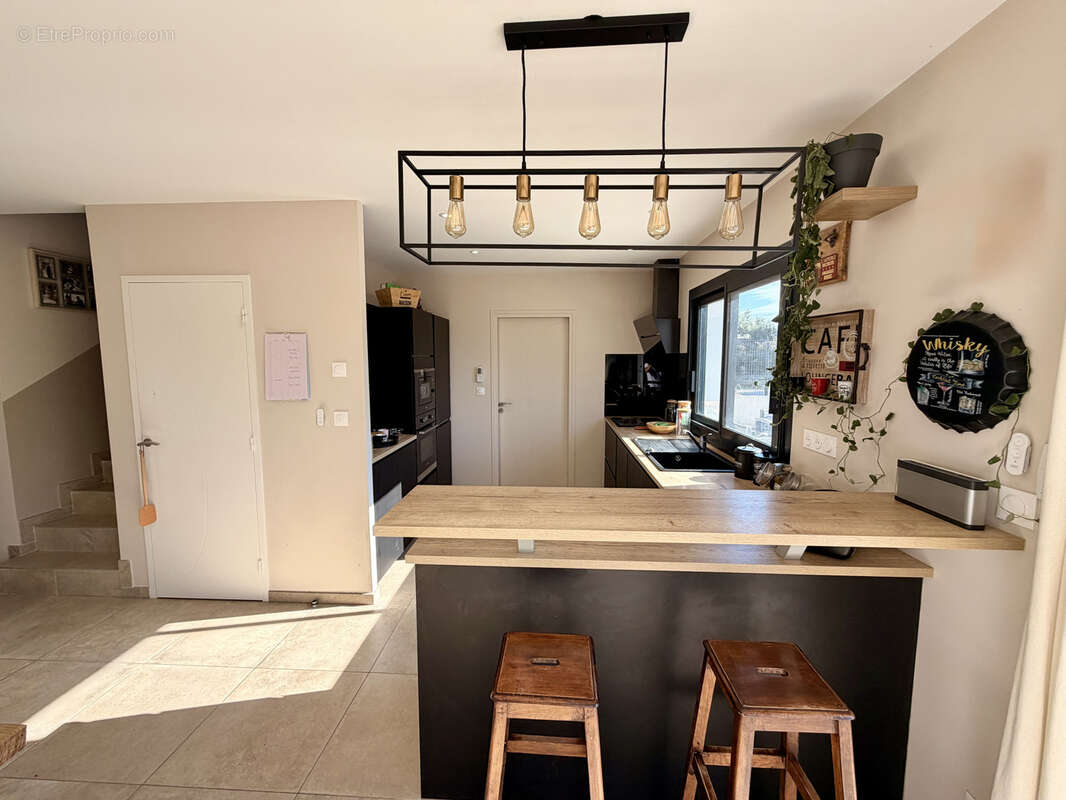 Beauvallon village. rare. maison de 90 m2 recente 2019. 3 chambres. garage. sur parcelle 350 m2 close . - photo 7