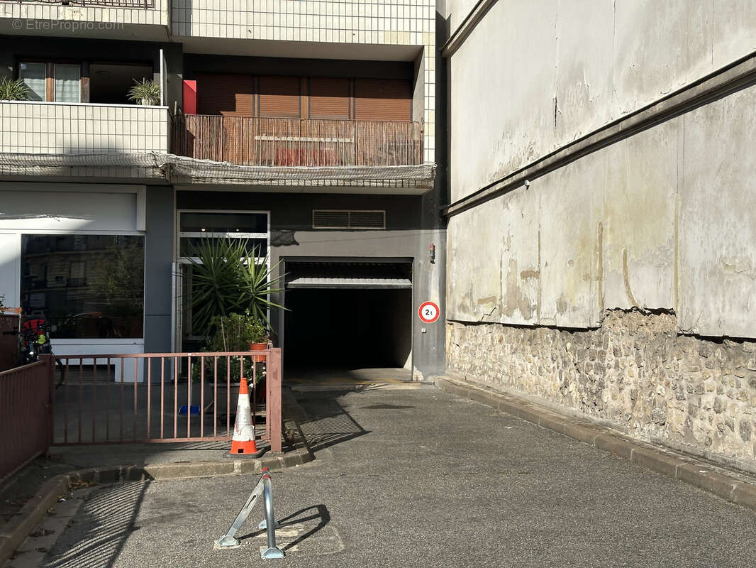 Parking à PARIS-18E
