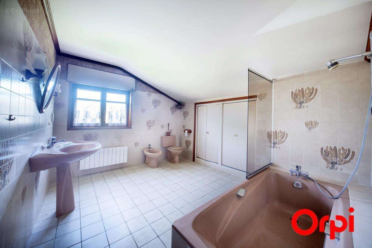 Maison à BAGE-LA-VILLE