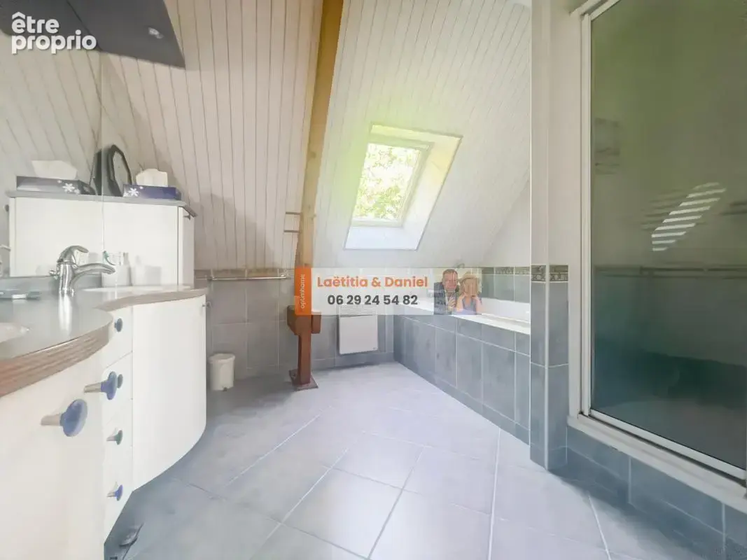 À 3 minutes de Verneuil-sur-Avre, cette maison de 140 m² vous séduira par ses beaux volumes, son terrain clos et arboré de 2 500 - photo 14
