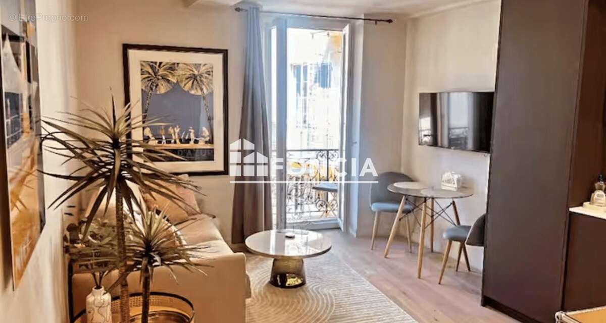 Nice carre d'or liberte 2p 26m² renove avec balcon - photo 2