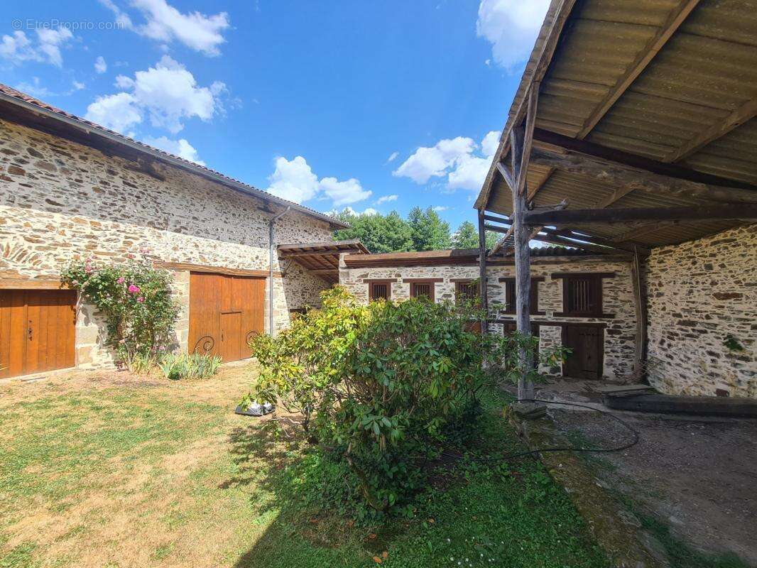 Maison en pierre 7 pièces – 230 m² – Dépendances 170 m² – Terrain 14 504 m² – Saint-Paul - photo 16