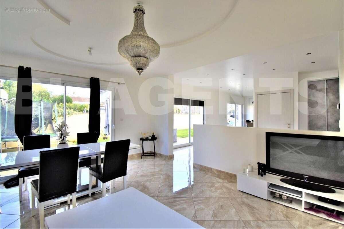 d747a3af-02e8-43d9-b543-cf475e53ab40 - Maison à MANTES-LA-JOLIE