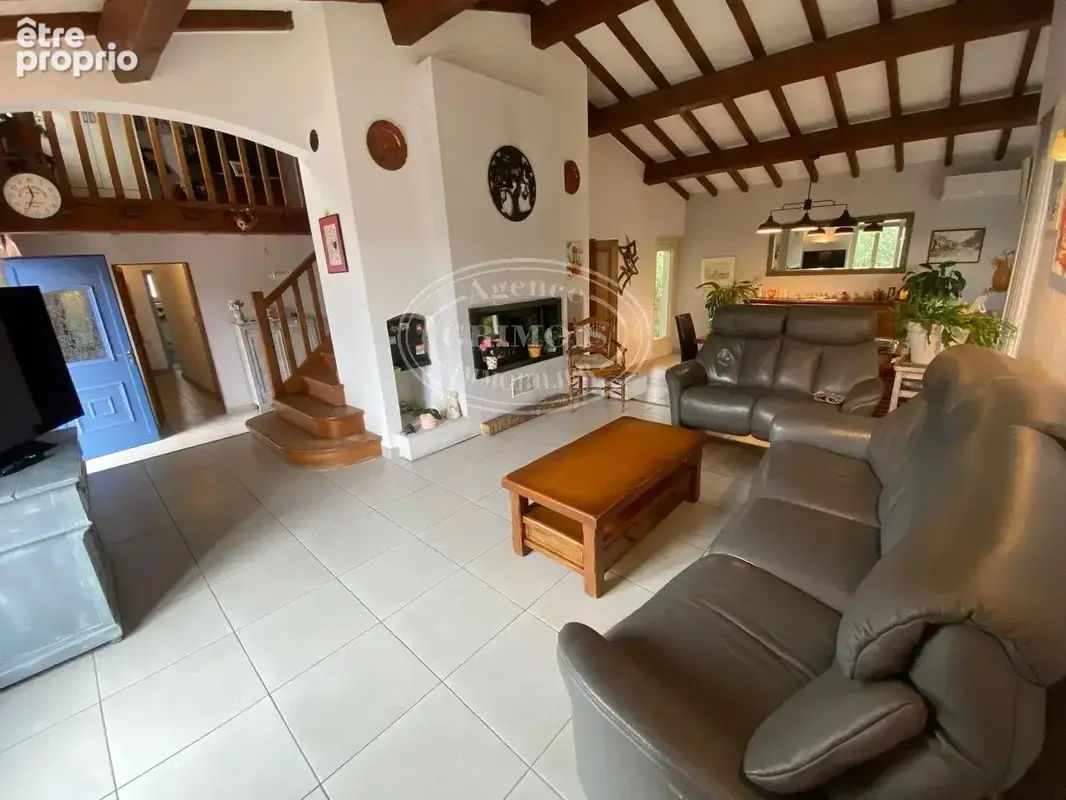 Maison 5 pièces 140m² piscine terrain 1800m² - photo 1