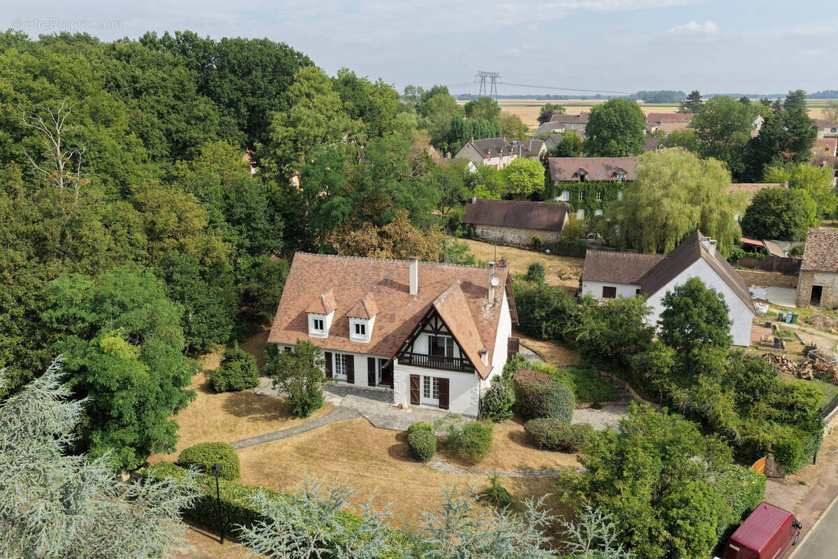 Maison familiale 10 pieces - 6 chambres - sous sol total - terrain de 1800m2 - photo 1